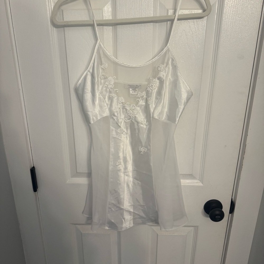 Elegant White Embroidered Women's Top - Picture 1 of 3